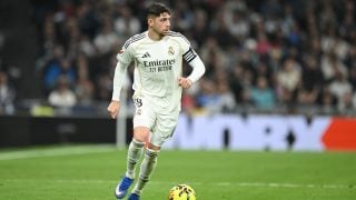 Valverde conduce el balón. (Getty)