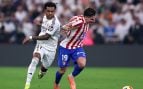 Rodrygo y Julián Álvarez pelean por un balón en el Real Madrid-Atlético de Madrid.