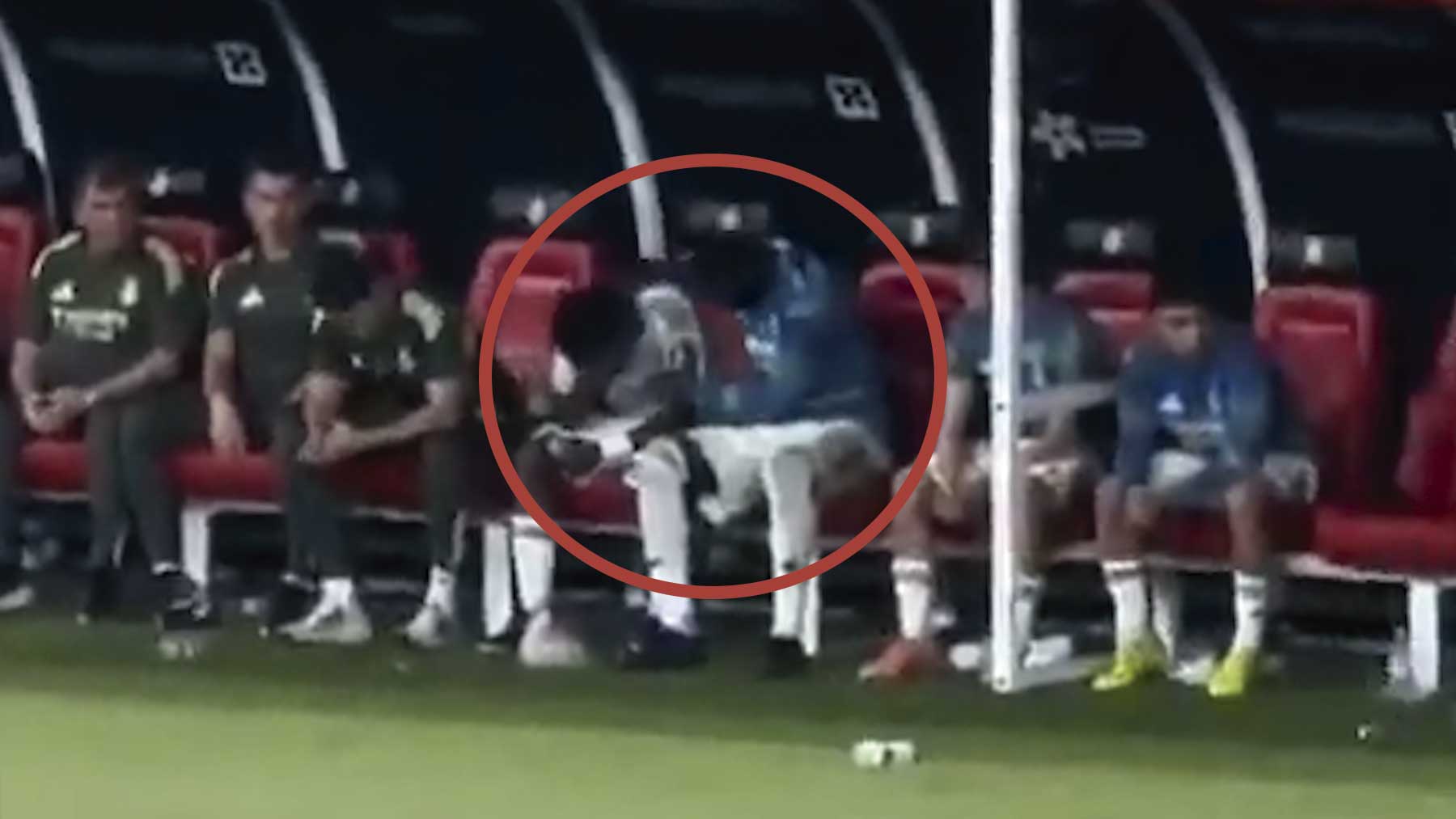 La imagen de Vinicius abatido tras su cambio contra el Atlético de Madrid