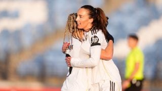 Weir y Athenea celebran un gol al Sevilla. (EP)