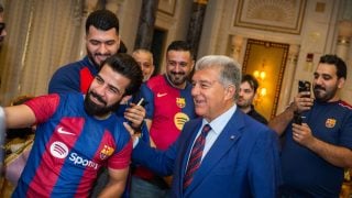 Joan Laporta, en Arabia Saudí con aficionados del Barcelona. (EFE)