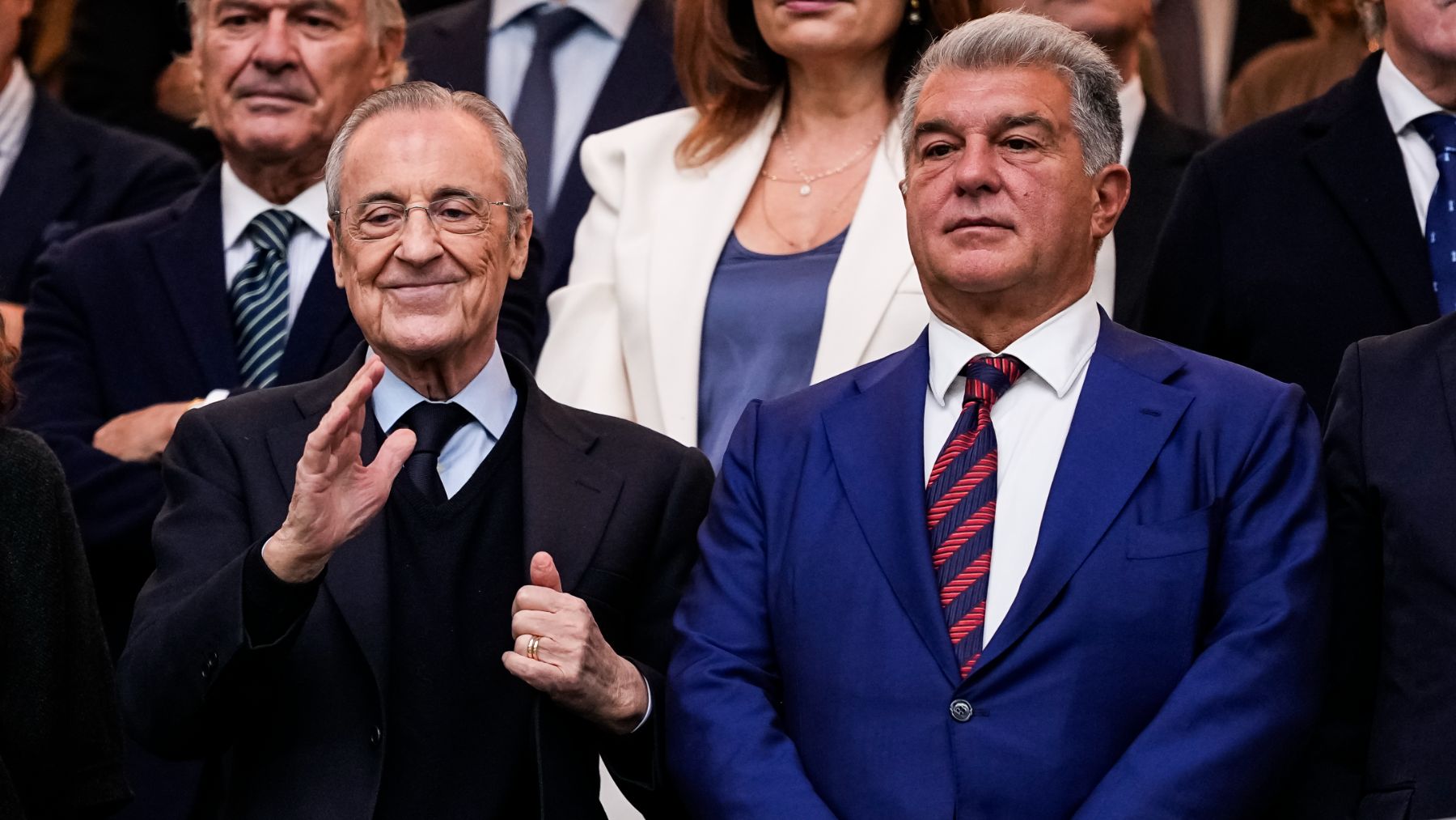 Florentino Pérez y Laporta se saludan pese a las relaciones rotas entre Real Madrid y Barcelona