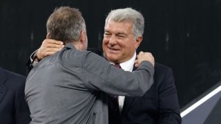 Joan Laporta abraza a Hansi Flick. (EFE)