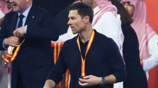 Xabi Alonso, tras la entrega de medalla de la Supercopa. (Getty)