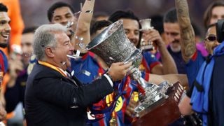 Joan Laporta levanta el trofeo de campeón de la Supercopa de España. (EFE)