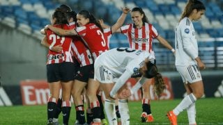 Las jugadoras del Athletic celebran la victoria ante el Real Madrid. (EFE)