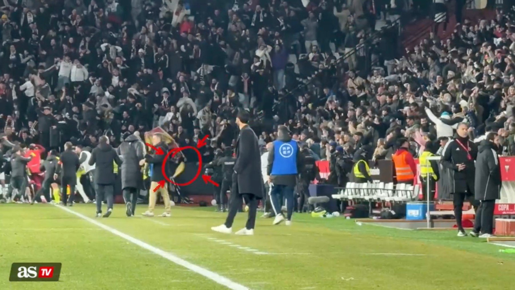 Vergonzoso: un aficionado del Albacete tiró un plátano al césped en el partido ante el Real Madrid