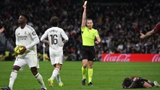 Momento en el que Tchouaméni es amonestado. (EFE)