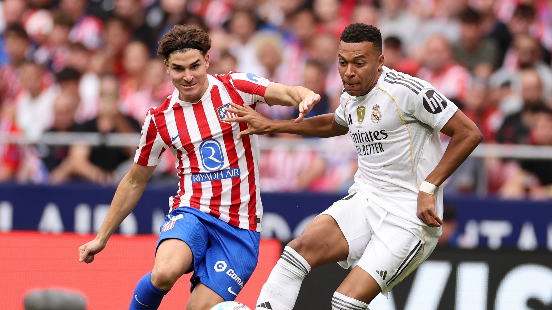 Julián Álvarez y Mbappé jugando el derbi madrileño