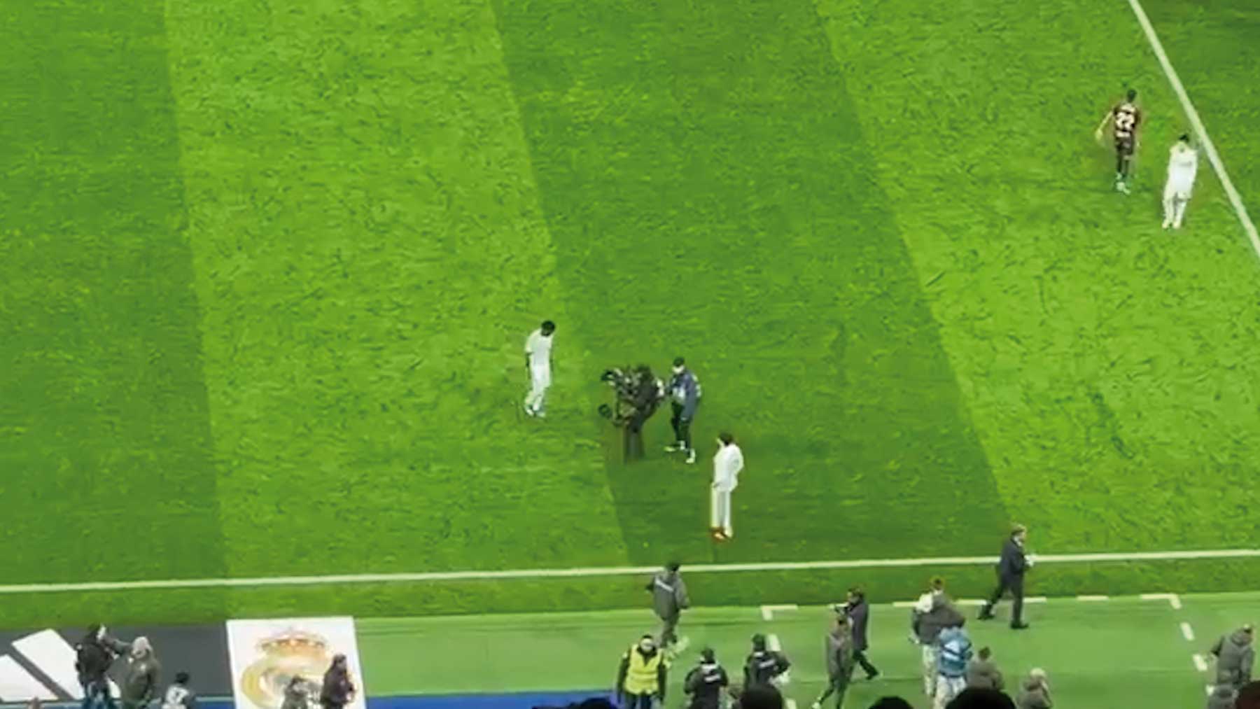 Vinicius desolado: fue el primero en abandonar el césped con el apoyo de sus compañeros