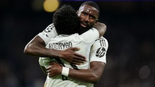 Rodrygo y Rüdiger se abrazan. (Getty)