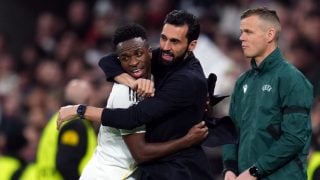 Vinicius y Arbeloa se abrazan tras el gol del brasileño. (UEFA)