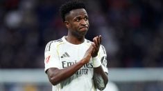 Vinicius aplaude al Bernabéu. (Getty)