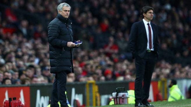 José Mourinho y Aitor Karanka, durante un Manchester United-Middlesbrough.