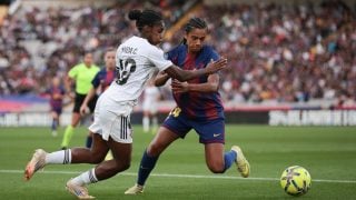 Linda y Brugts en un Clásico. (EFE)