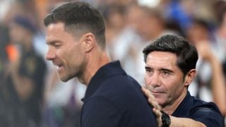 Marcelino saluda a Xabi Alonso en el Bernabéu.