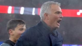 Mourinho celebra la victoria contra el Madrid.