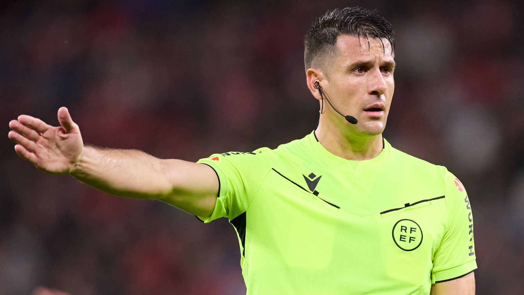 Díaz de Mera pitará el decisivo Real Madrid-Rayo: es el segundo árbitro que más expulsa de la Liga