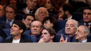 Carlos Alcaraz, en el palco del Bernabéu en un partido reciente. (Getty)