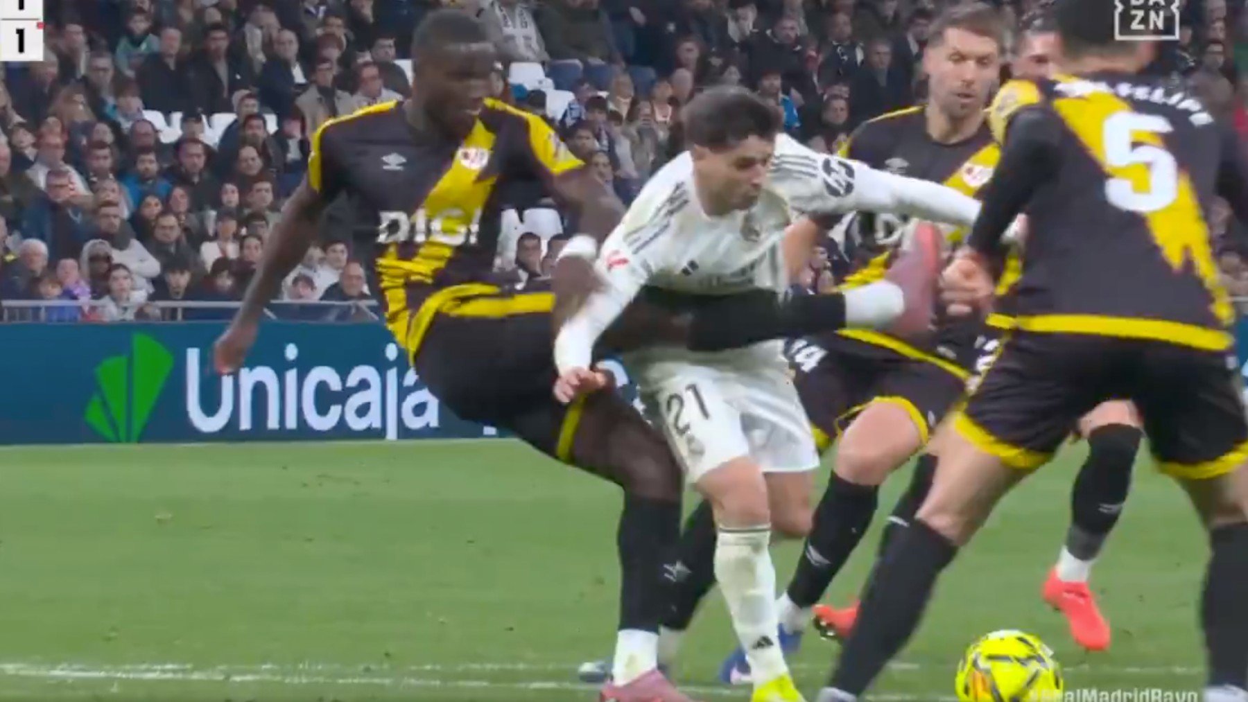 Mendy cometió un penalti claro sobre Brahim con un despeje que acabó en patadón