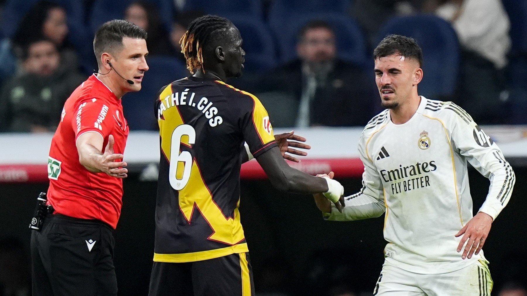 Pathé Ciss se disculpa con Dani Ceballos por su roja salvaje en el Bernabéu: No pasa nada amigo