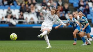 Weir lanza uno de los dos penaltis contra el Deportivo. (EFE)