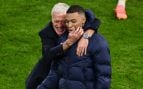 Didier Deschamps y Kylian Mbappé en un partido con Francia. (Getty)