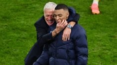 Didier Deschamps y Kylian Mbappé en un partido con Francia. (Getty)