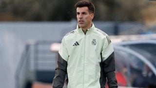 Álvaro López dirigiendo al Juvenil A del Madrid en la UEFA Youth League. (Realmadrid.com)
