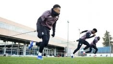 Mbappé, Tchouaméni y Mendy durante el entrenamiento del Real Madrid. (realmadrid.com)