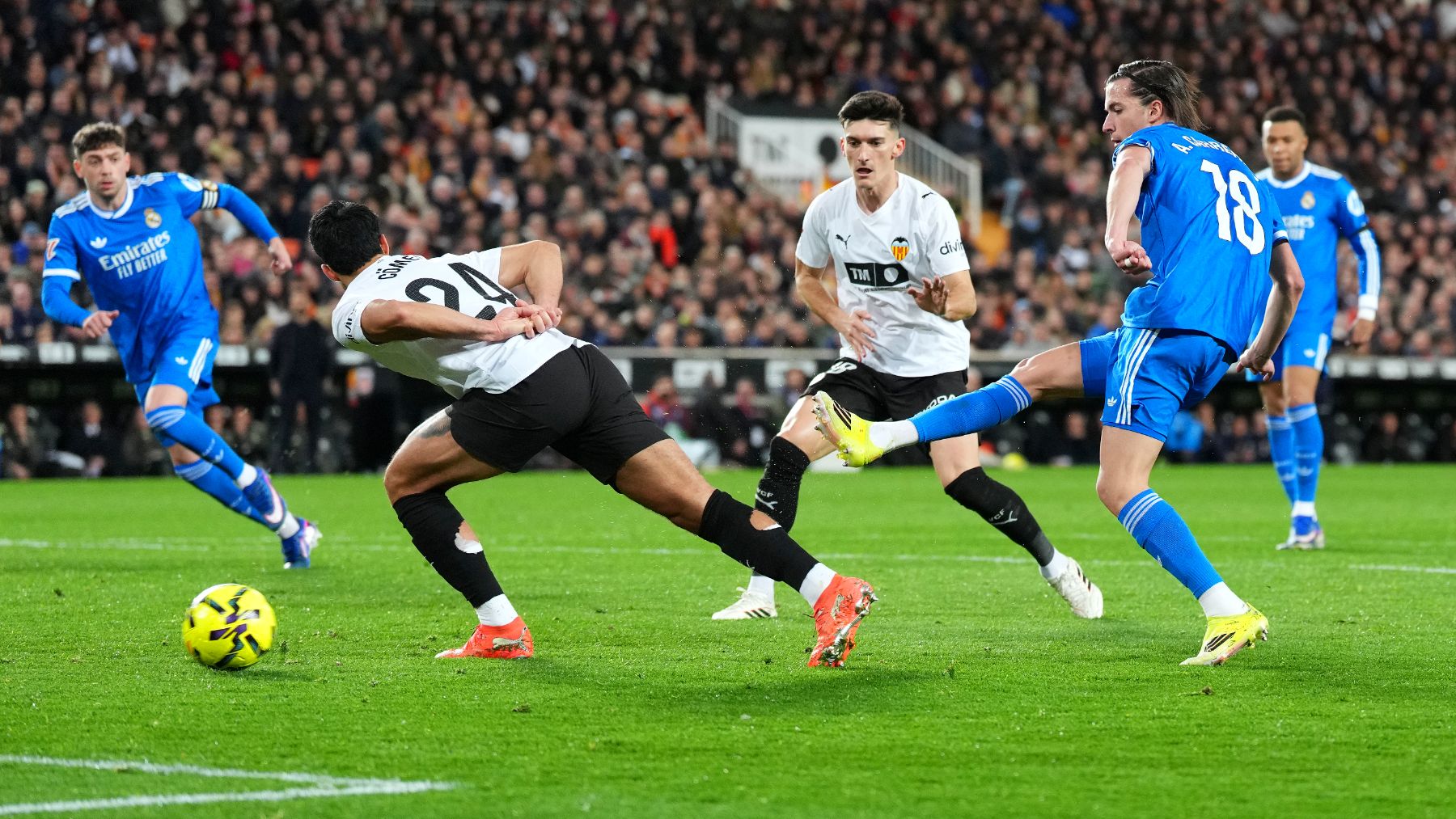 Carreras rompe el muro del Valencia y Mbappé sentencia para el Real Madrid en Mestalla