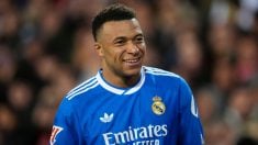 Mbappé sonríe durante el partido contra el Valencia. (Getty)