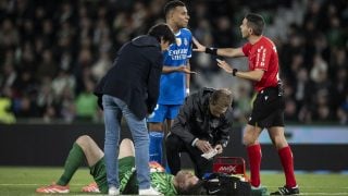 Kylian Mbappé discute con Hernández Maeso en el Elche-Real Madrid. (Europa Press)