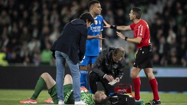 Kylian Mbappé discute con Hernández Maeso en el Elche-Real Madrid. (Europa Press)