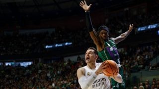 Mario Hezonja, defendido por Kendrick Perry en el Unicaja-Real Madrid de Liga Endesa. (EFE)