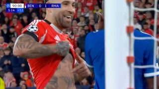 El gesto de Otamendi a Vinicius. (TV)