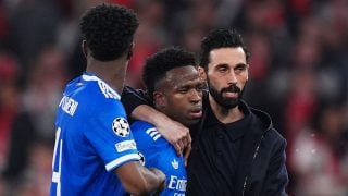 Arbeloa abraza a Vinicius en Da Luz. (Getty)
