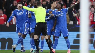 Vinicius y los jugadores del Real Madrid denuncian al árbitro los insultos racistas de Prestianni. (Europa Press)