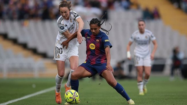 Caroline Weir y Esmee Brugts, en un partido de Liga entre FC Barcelona y Real Madrid. (Getty)