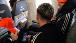 La foto de Prestianni con Vinicius en su móvil. (EFE)