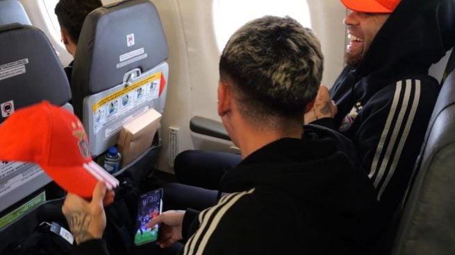 La foto de Prestianni con Vinicius en su móvil. (EFE)