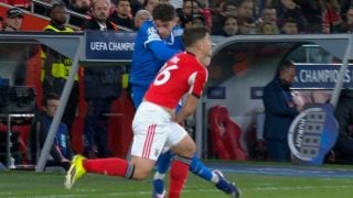 Fede Valverde pugna por un balón con Samuel Dahl, y Benfica reclama que fue roja. (Captura de pantalla)