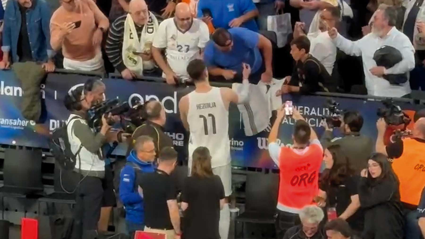 Locura total: así celebró Hezonja, el Real Madrid y su afición la remontada contra Valencia Basket