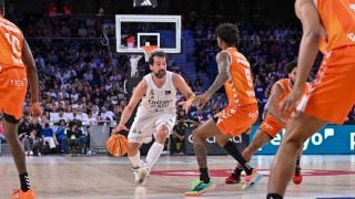 Llull penetra a canasta defendido por Montero en un Real Madrid-Valencia Basket esta temporada. (EP)