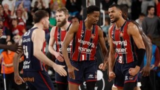 Los jugadores del Baskonia celebran el título con rabia. (EFE)
