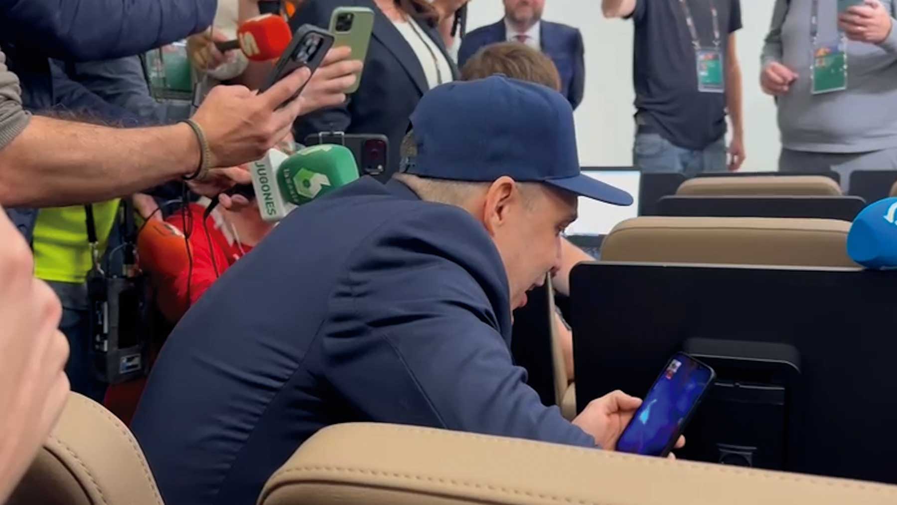 El show de Galbiati en sala de prensa: pide el wifi a OKDIARIO para una videollamada con un ex jugador