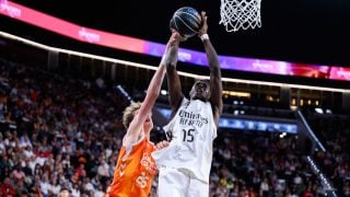 Mousa Balla Traoré entra a canasta. (ACB)