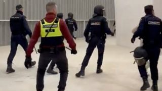 La Policía interviniendo en la salida de El Sadar. (@_Daviigarcii)