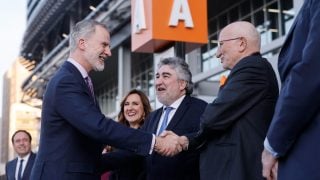 El Rey Felipe VI saluda a Juan Roig y varias autoridades políticas. (EFE)