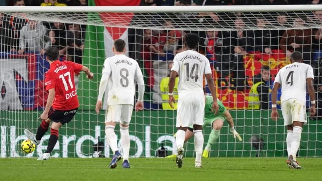 Budimir convierte ante Courtois la pena máxima señalada por Quintero González.